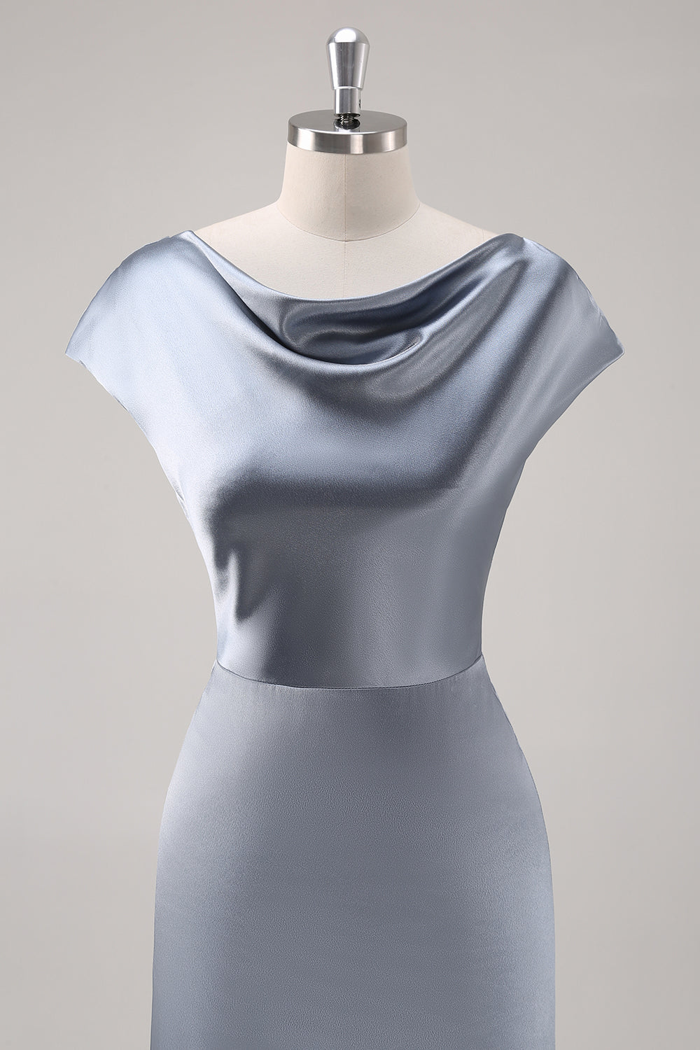 Vestido de dama de honor con cuello de campana de satén azul grisáceo con mangas de capa