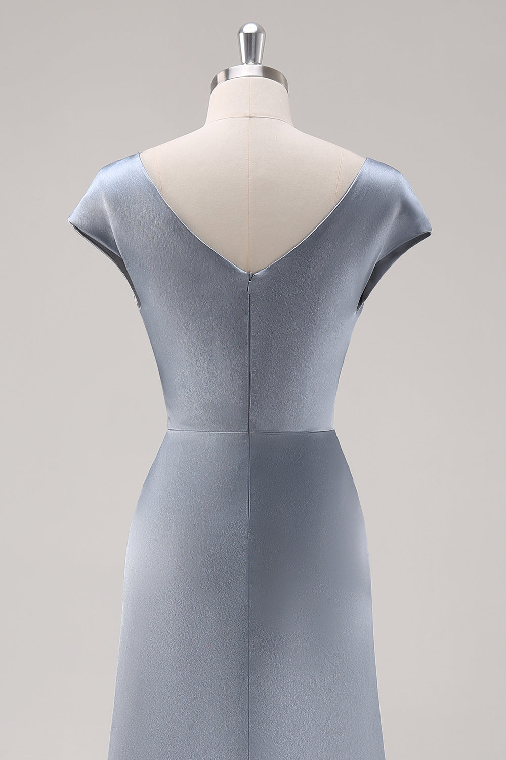 Vestido de dama de honor con cuello de campana de satén azul grisáceo con mangas de capa