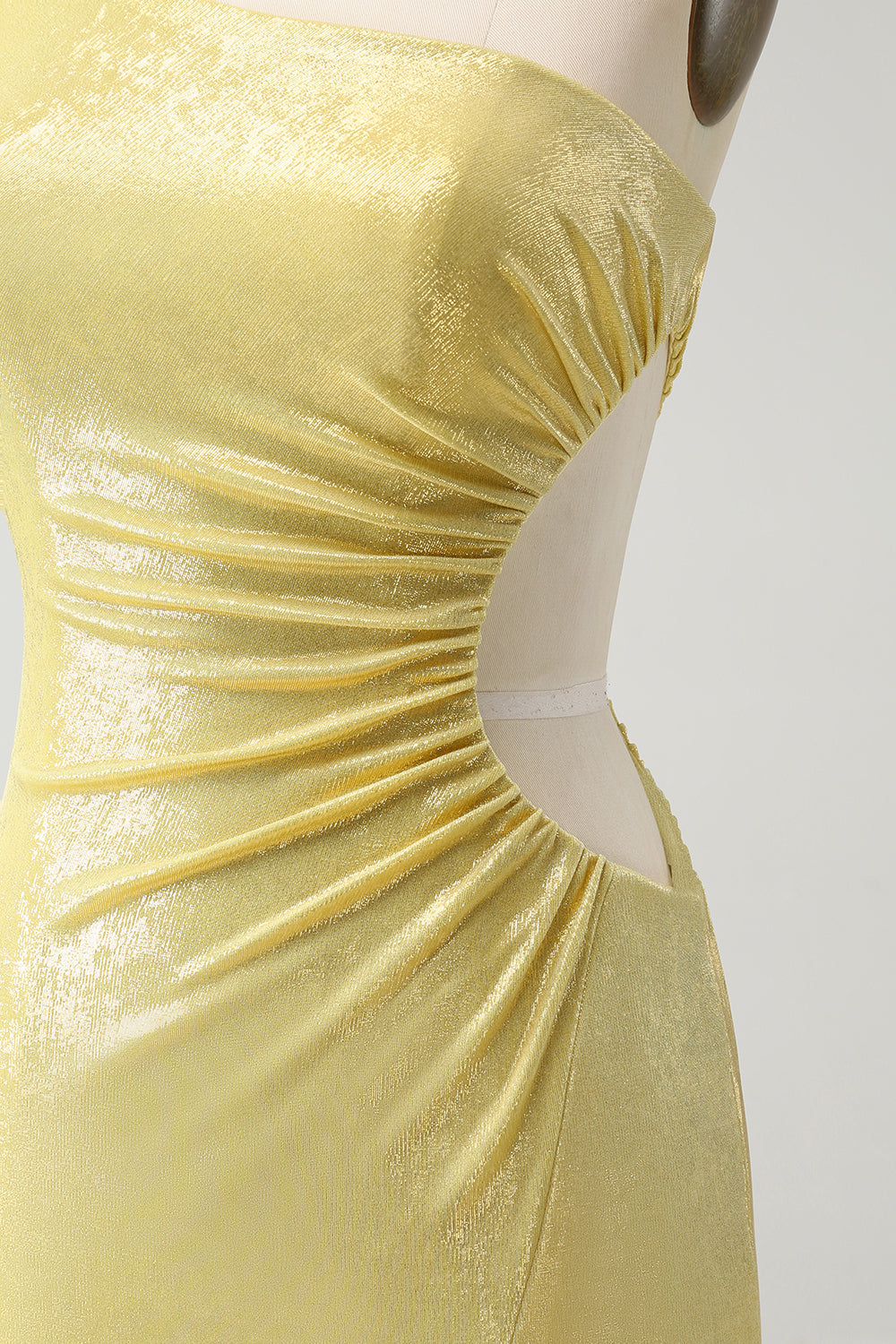 Vestido de cóctel corto elegante ajustado amarillo con un hombro y hueco