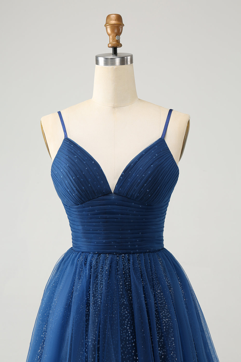 Vestido de cóctel azul marino con tirantes finos y espalda con cordones de tul