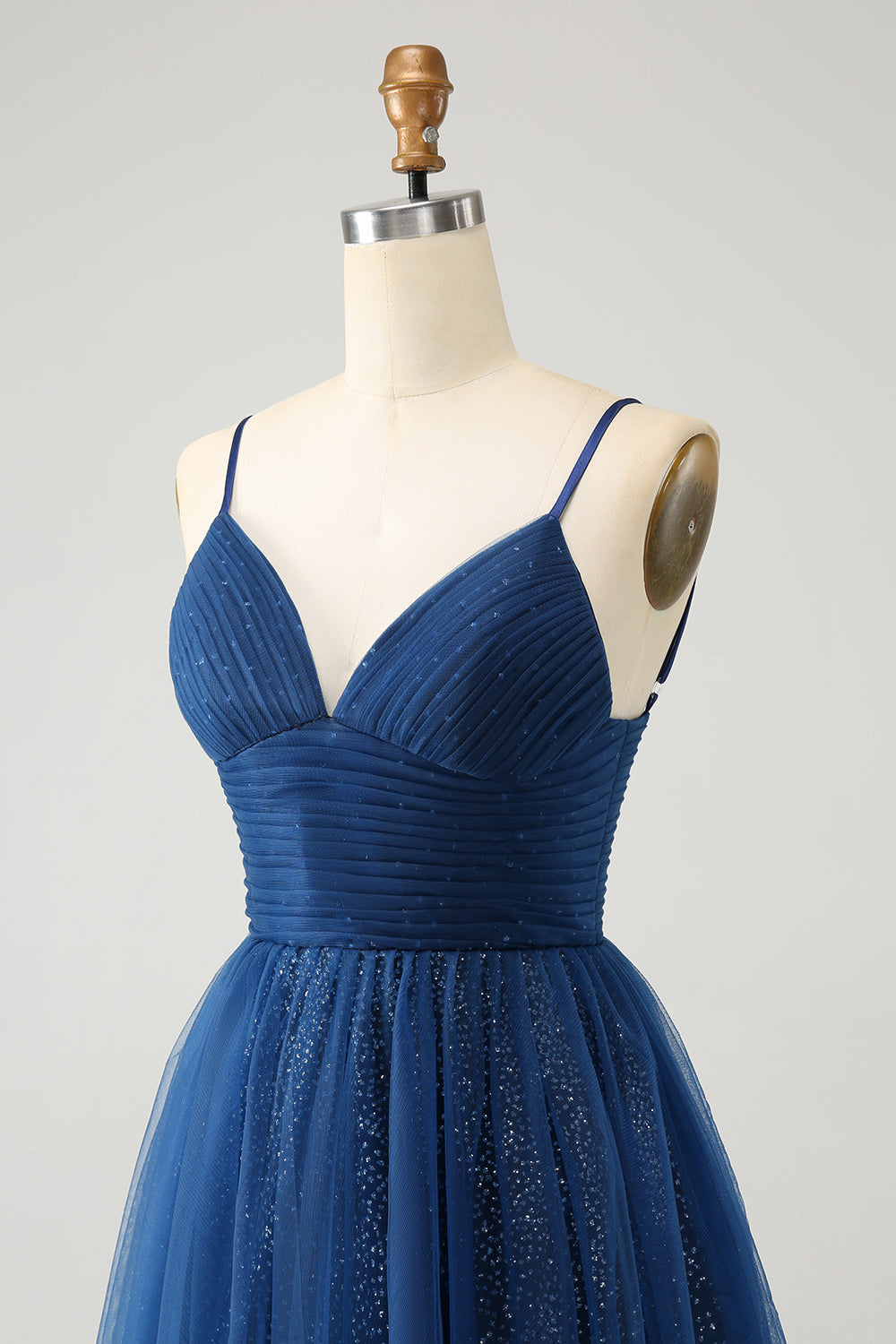 Vestido de cóctel azul marino con tirantes finos y espalda con cordones de tul