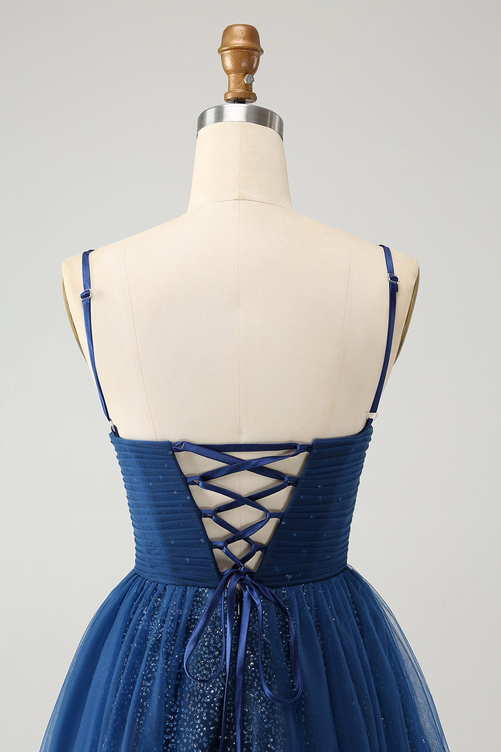 Vestido de cóctel azul marino con tirantes finos y espalda con cordones de tul