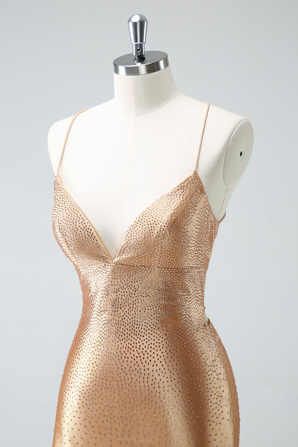 Vestido de fiesta corto con tirantes finos dorados con tirantes finos fruncidos y cordones en la espalda