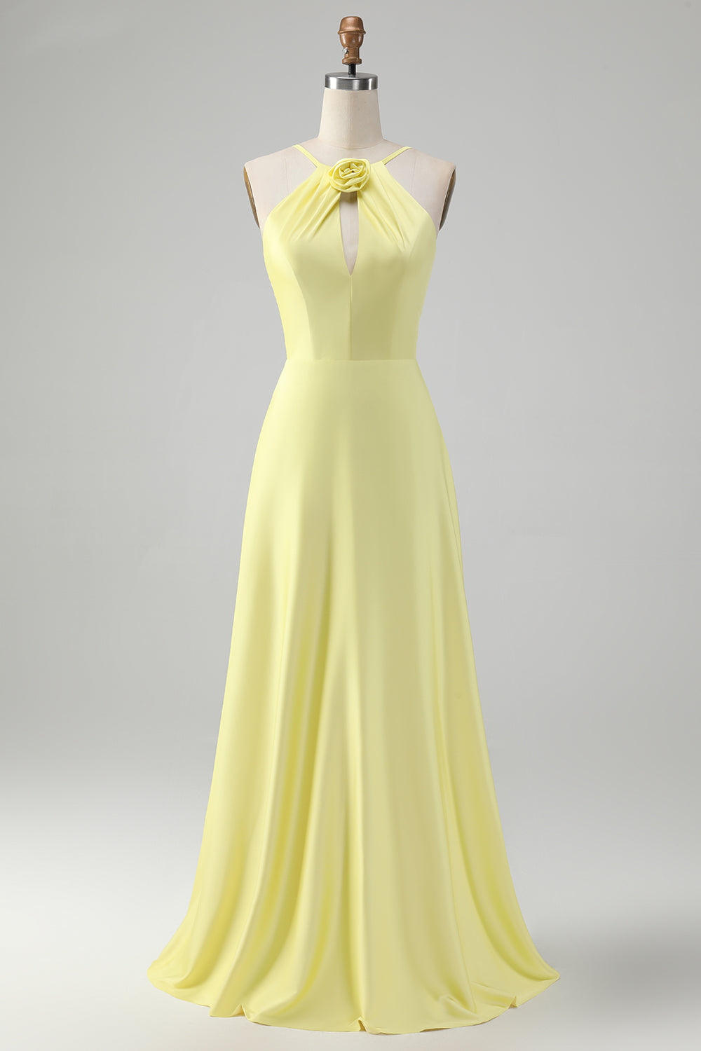 Vestido largo de dama de honor recortado de una línea amarilla con flor
