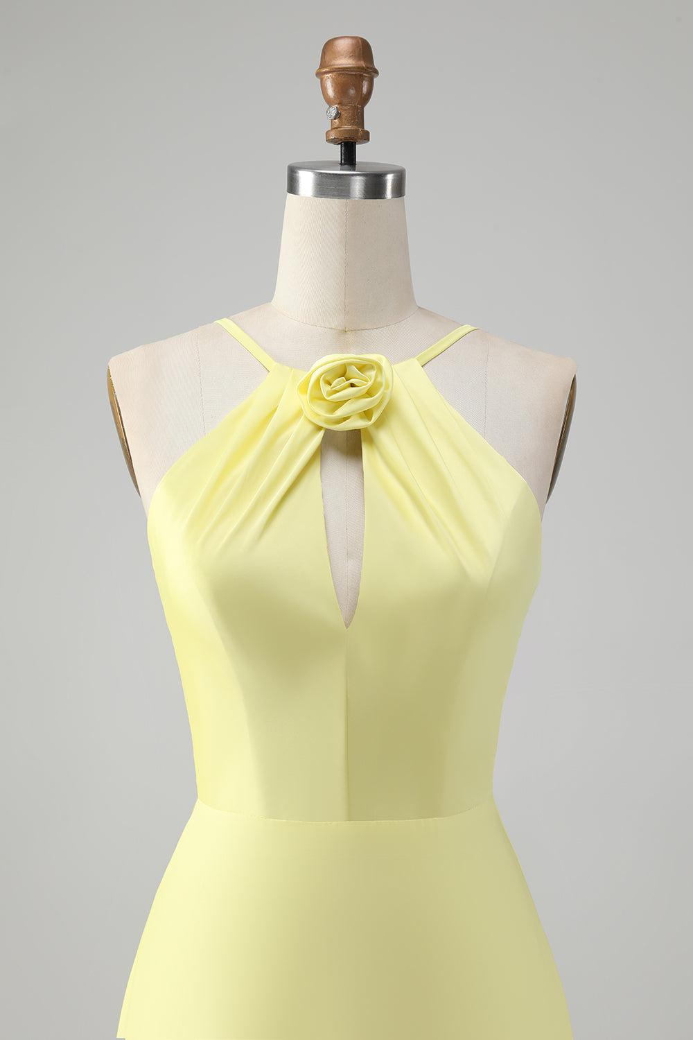 Vestido largo de dama de honor recortado de una línea amarilla con flor