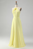 Vestido largo de dama de honor recortado de una línea amarilla con flor