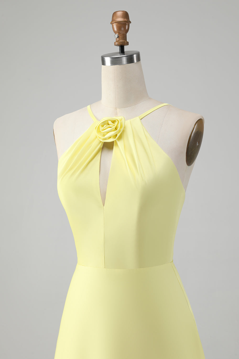 Vestido largo de dama de honor recortado de una línea amarilla con flor