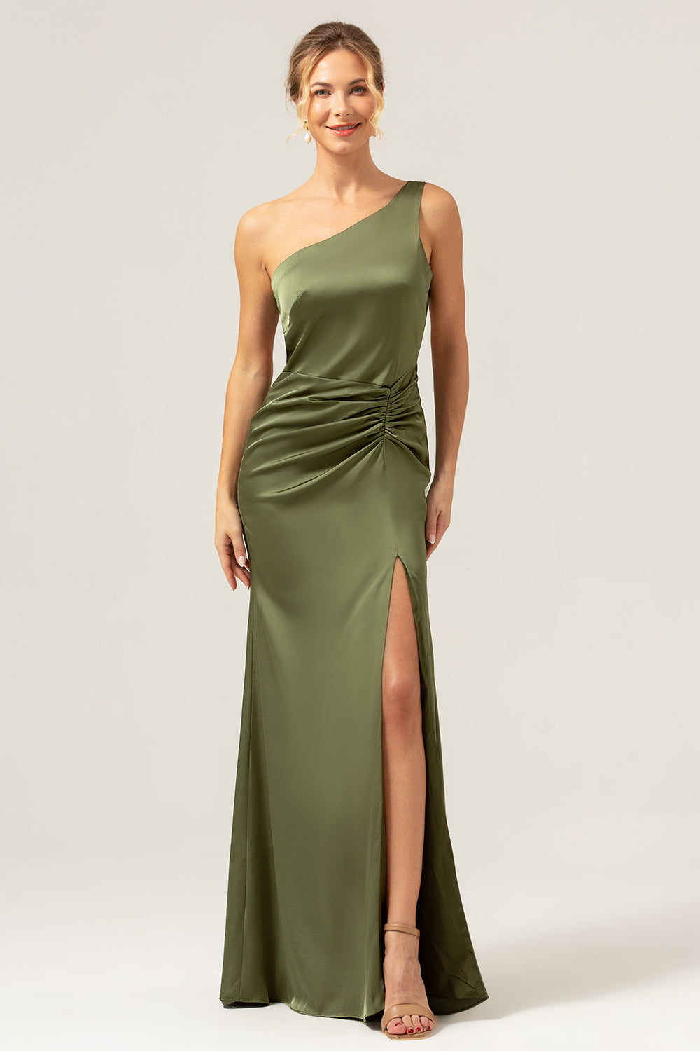 Vestido de dama de honor largo de satén sin espalda de sirena verde oliva de un hombro