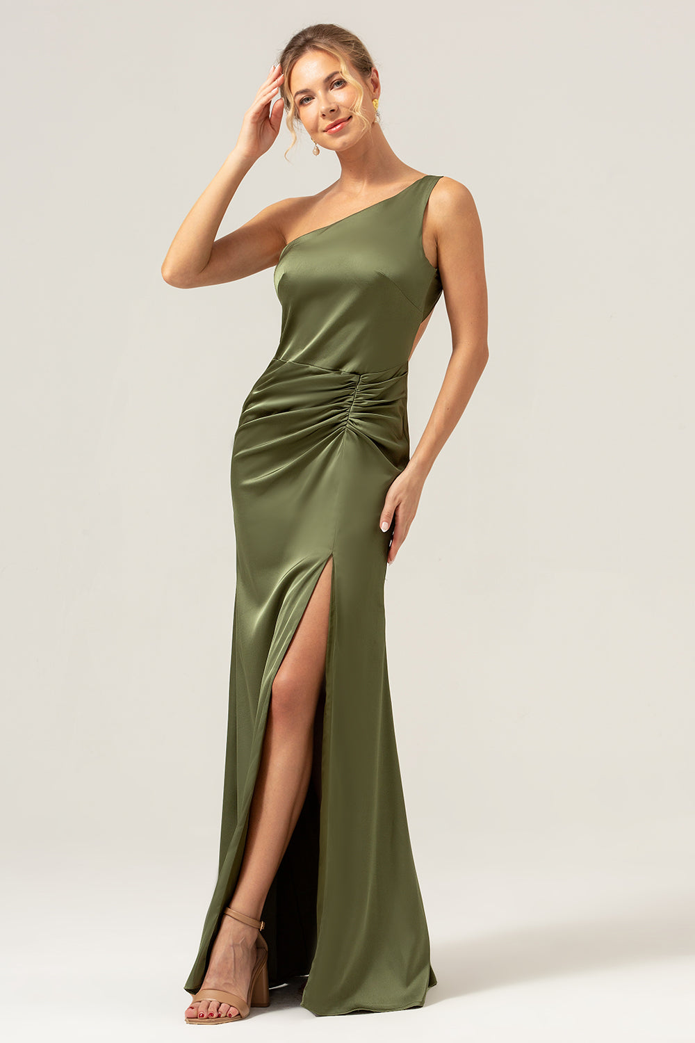 Vestido de dama de honor largo de satén sin espalda de sirena verde oliva de un hombro