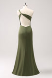 Vestido largo de dama de honor de satén de un hombro verde oliva