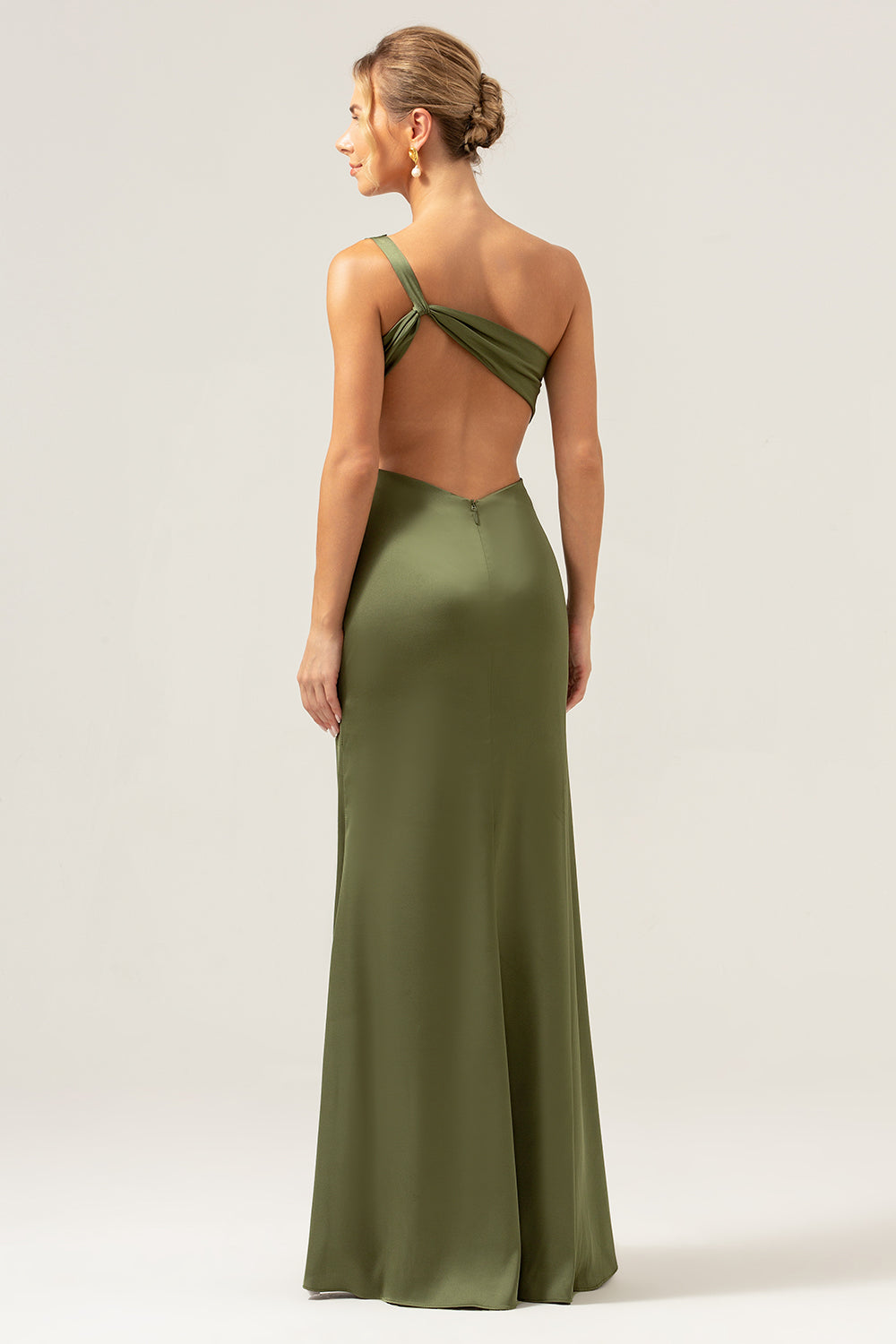 Vestido de dama de honor largo de satén sin espalda de sirena verde oliva de un hombro