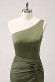 Vestido largo de dama de honor de satén de un hombro verde oliva