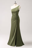 Vestido largo de dama de honor de satén de un hombro verde oliva
