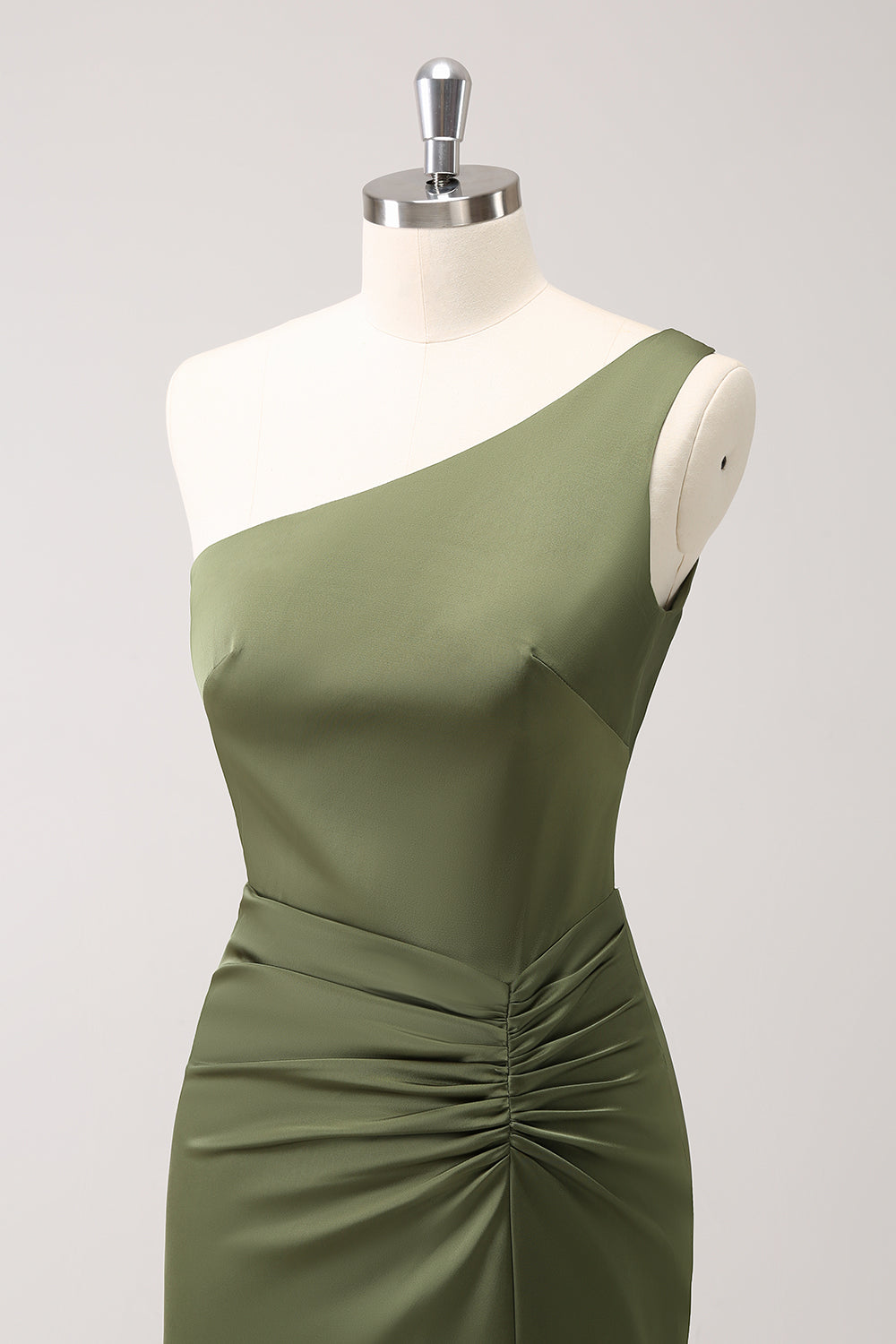 Vestido largo de dama de honor de satén de un hombro verde oliva