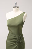 Vestido largo de dama de honor de satén de un hombro verde oliva