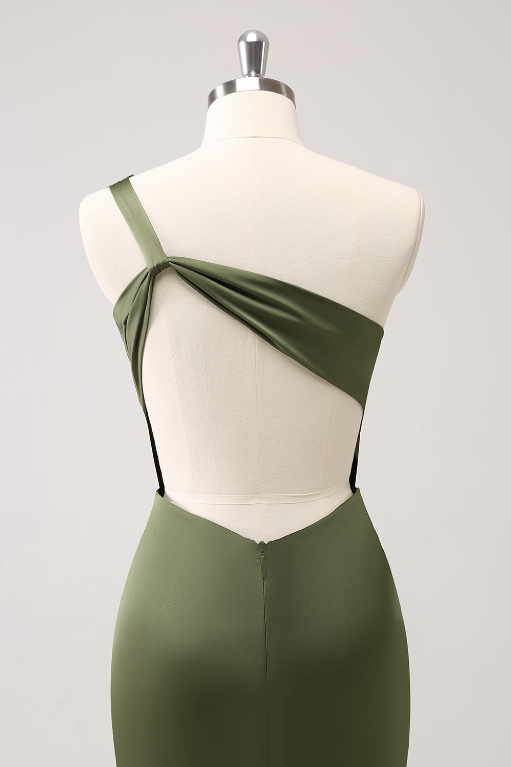 Vestido largo de dama de honor de satén de un hombro verde oliva