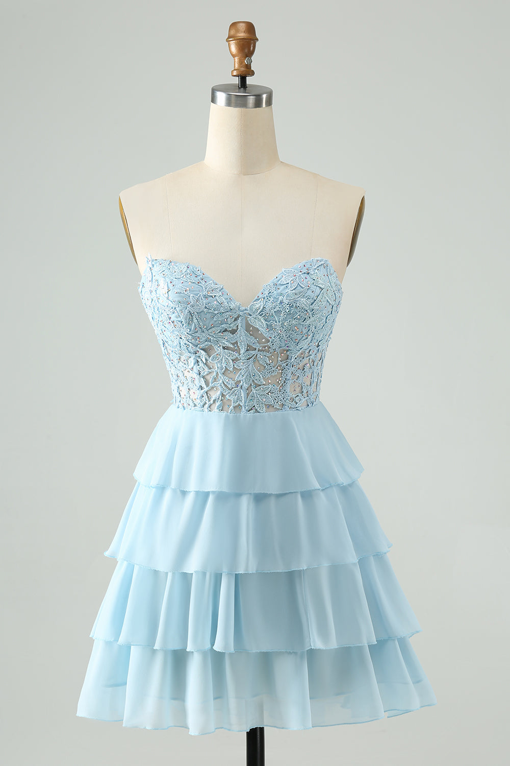 Vestido de cóctel corto con gradas y escote en forma de corazón azul claro con apliques