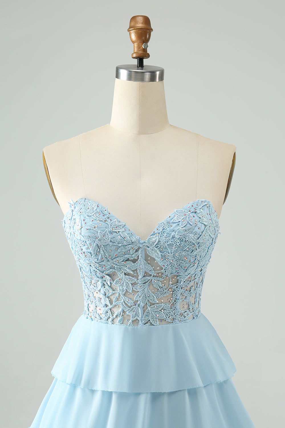 Vestido de cóctel corto con gradas y escote en forma de corazón azul claro con apliques
