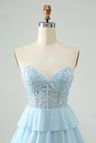 Vestido de cóctel corto con gradas y escote en forma de corazón azul claro con apliques