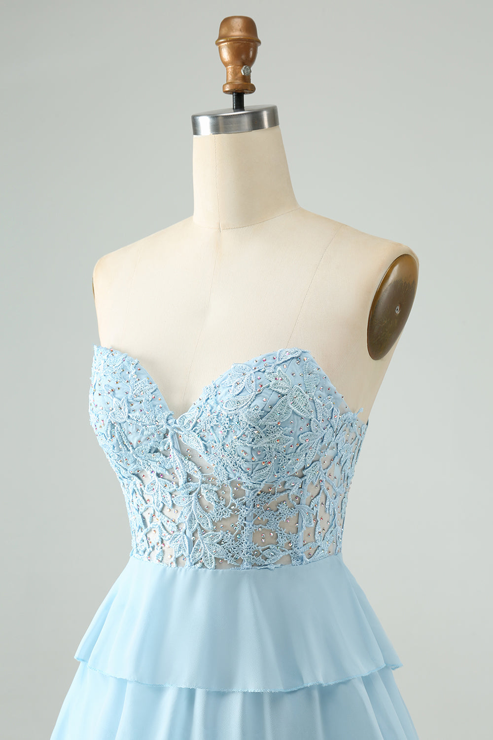 Vestido de cóctel corto con gradas y escote en forma de corazón azul claro con apliques