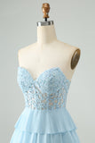Vestido de cóctel corto con gradas y escote en forma de corazón azul claro con apliques