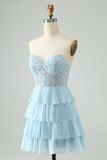 Vestido de cóctel corto con gradas y escote en forma de corazón azul claro con apliques