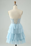 Vestido de cóctel corto con gradas y escote en forma de corazón azul claro con apliques