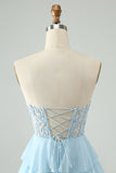 Vestido de cóctel corto con gradas y escote en forma de corazón azul claro con apliques