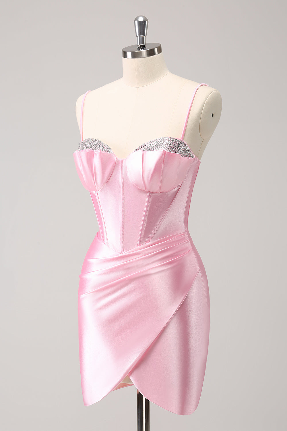 Elegante vestido de fiesta corto ajustado con cuentas y tirantes finos en color rosa intenso