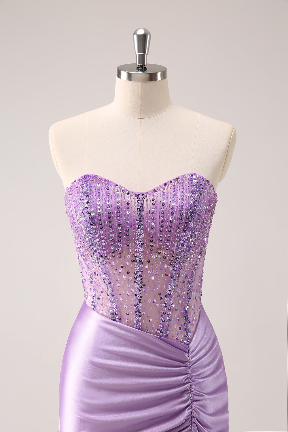 Vestido de fiesta corto con corsé y cuentas de color lila