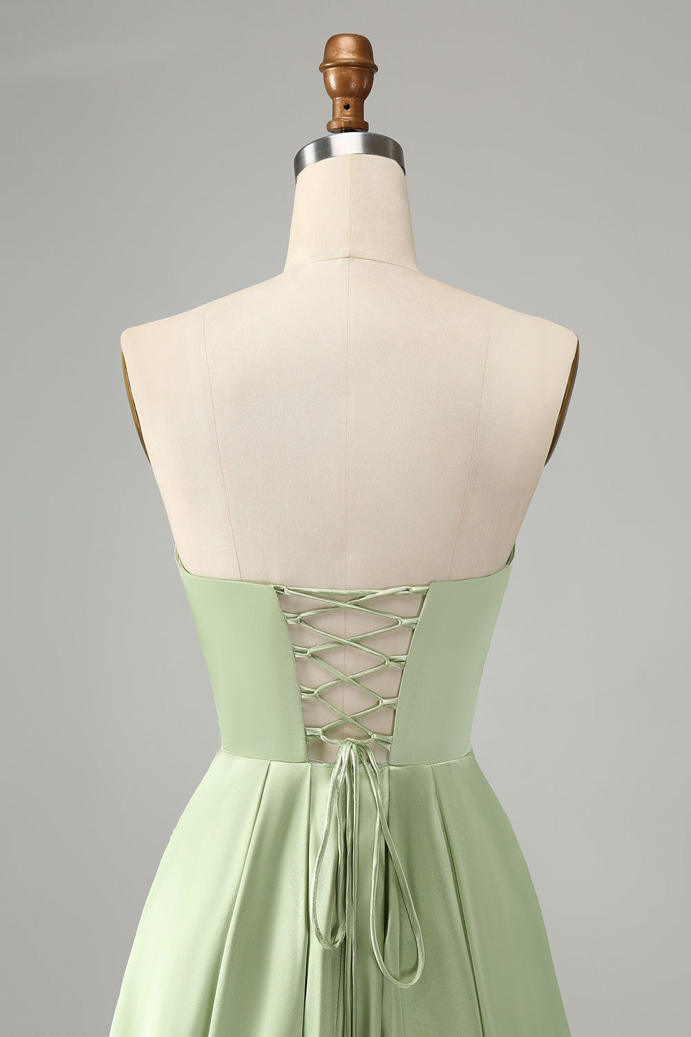 Vestido de dama de honor verde una línea plisada sin tirantes ojo de cerradura con abertura