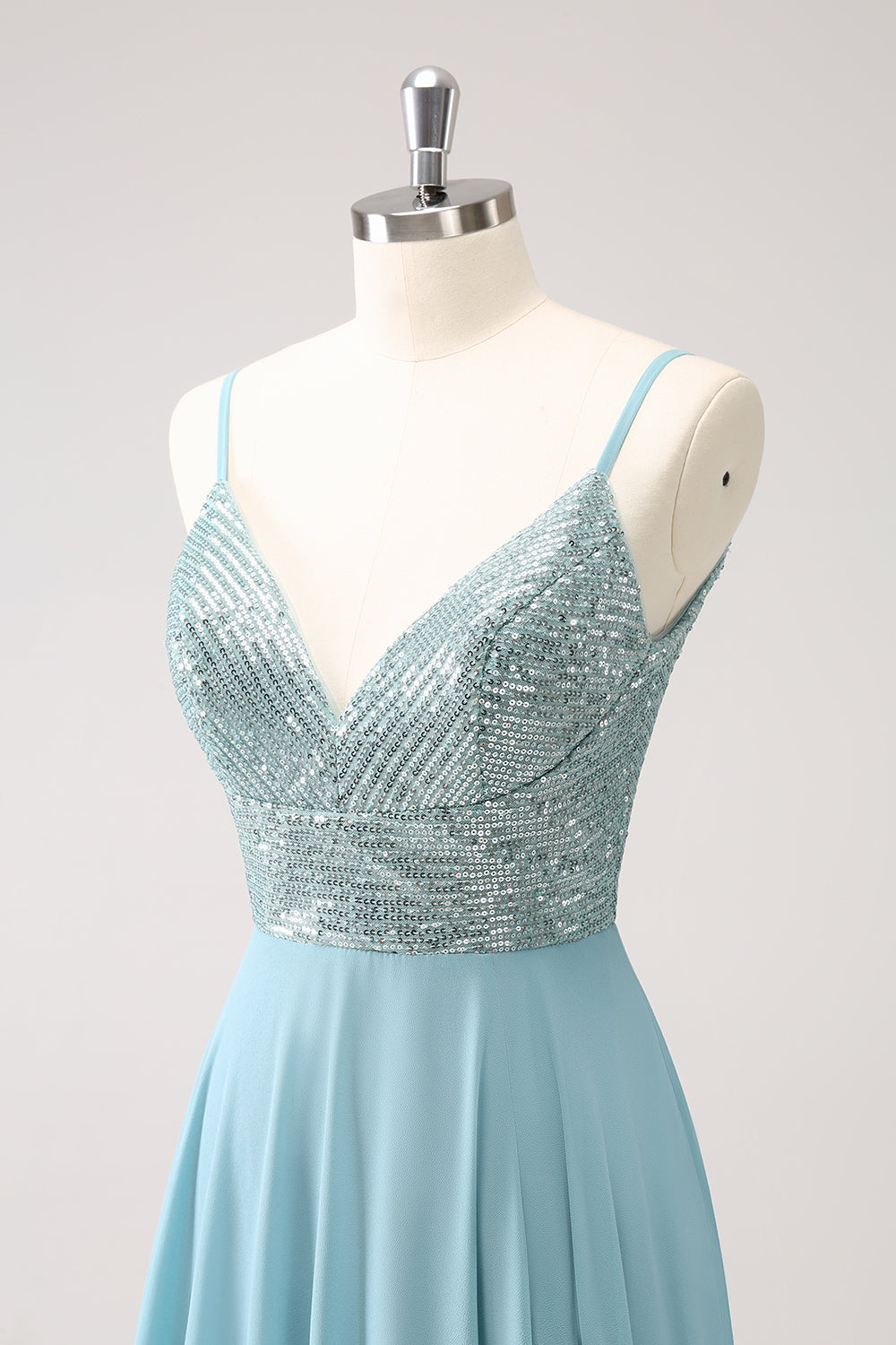 Vestido largo de dama de honor de gasa con abertura y tirantes de espagueti de línea A verde grisáceo