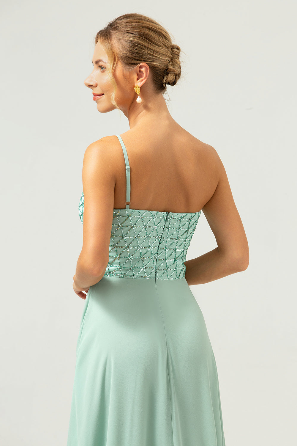 Vestido largo de dama de honor de gasa de un hombro verde brillante