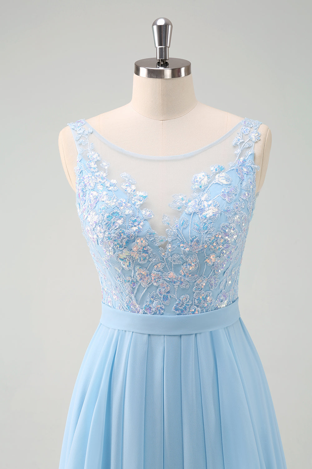 Vestido de dama de honor largo plisado con cuello bateau azul cielo brillante