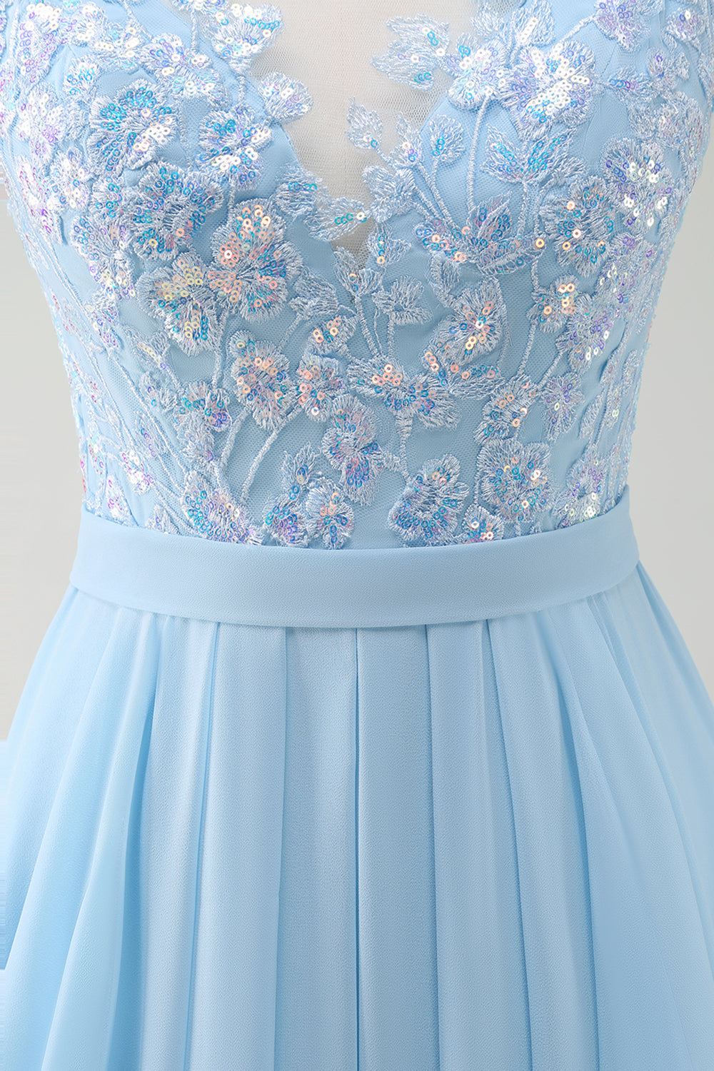 Vestido de dama de honor largo plisado con cuello bateau azul cielo brillante