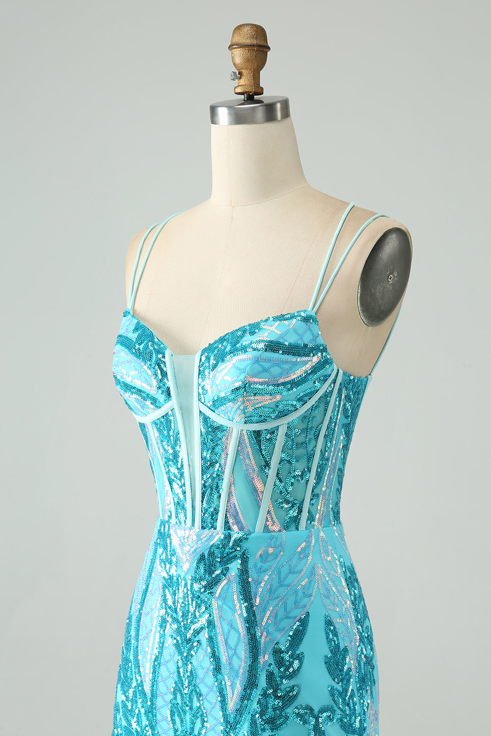 Vestido de cóctel con corsé y tirantes finos ajustados en azul brillante con lentejuelas