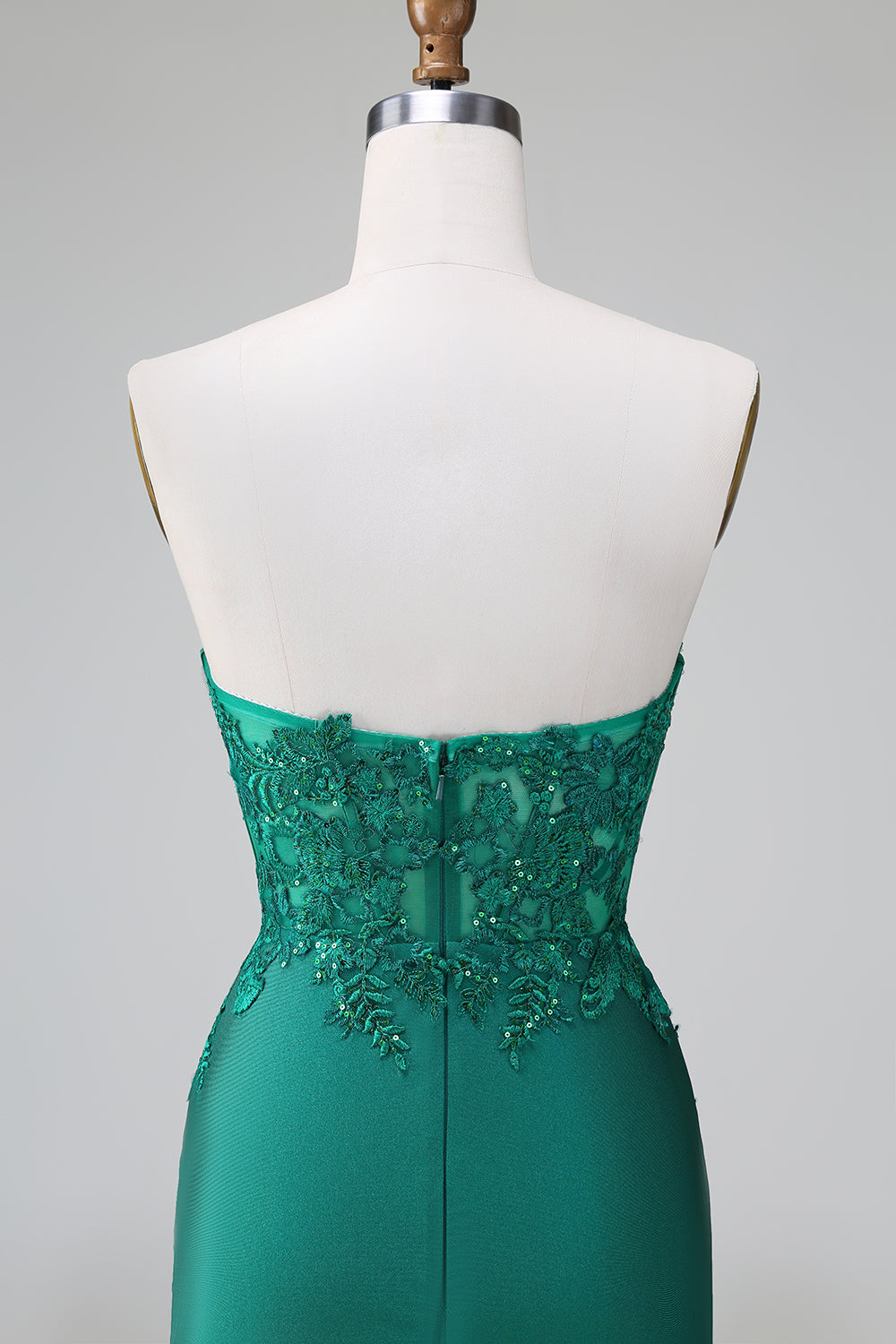Mini vestido de cóctel de satén con cuello en V profundo y apliques verde oscuro