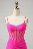 Vestido de cóctel de corsé corto con cuentas y corsé ajustado fucsia con purpurina y abertura