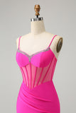 Vestido de cóctel de corsé corto con cuentas y corsé ajustado fucsia con purpurina y abertura