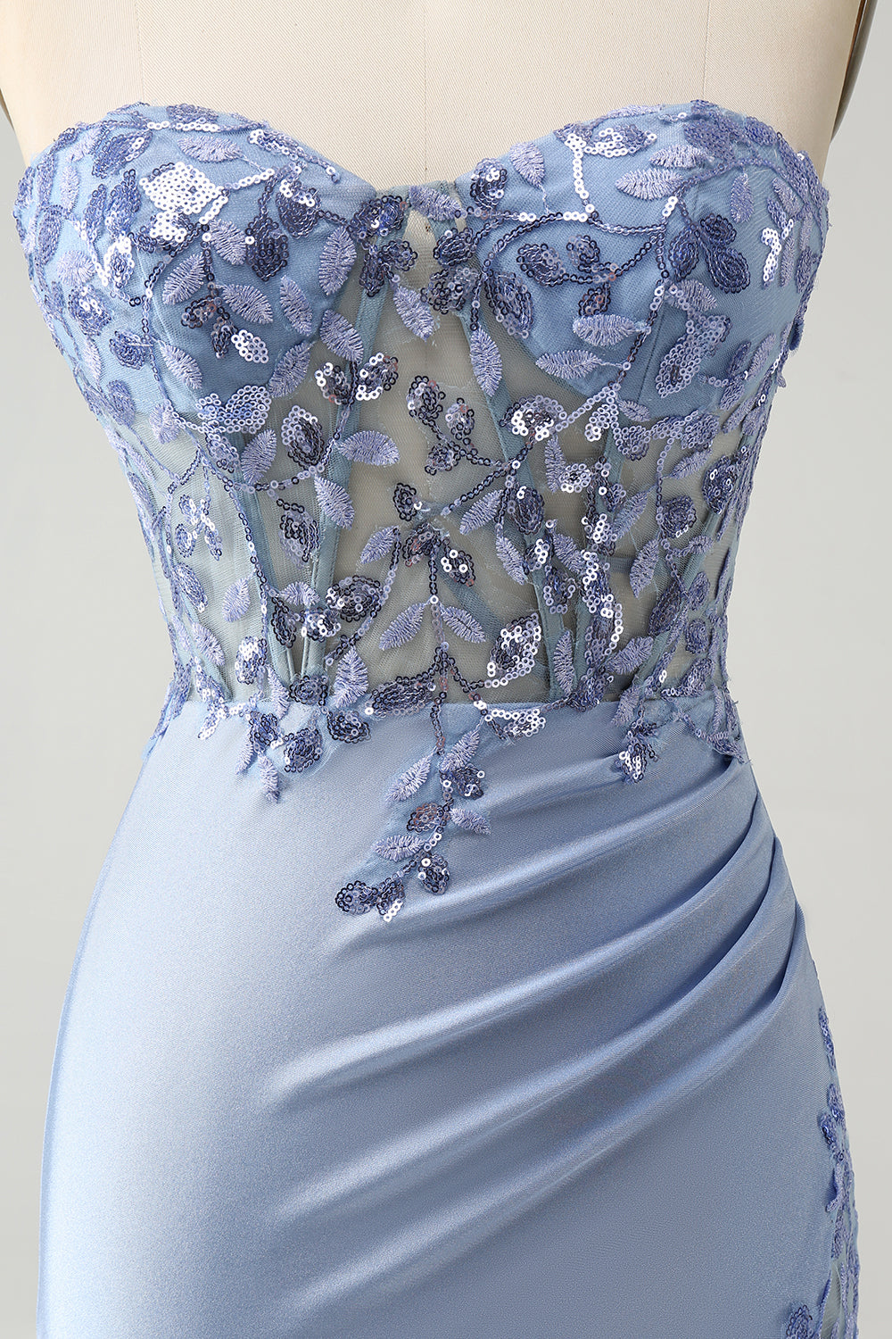 Vestido de cóctel ajustado sin tirantes con apliques de lentejuelas y escote corazón color lila brillante