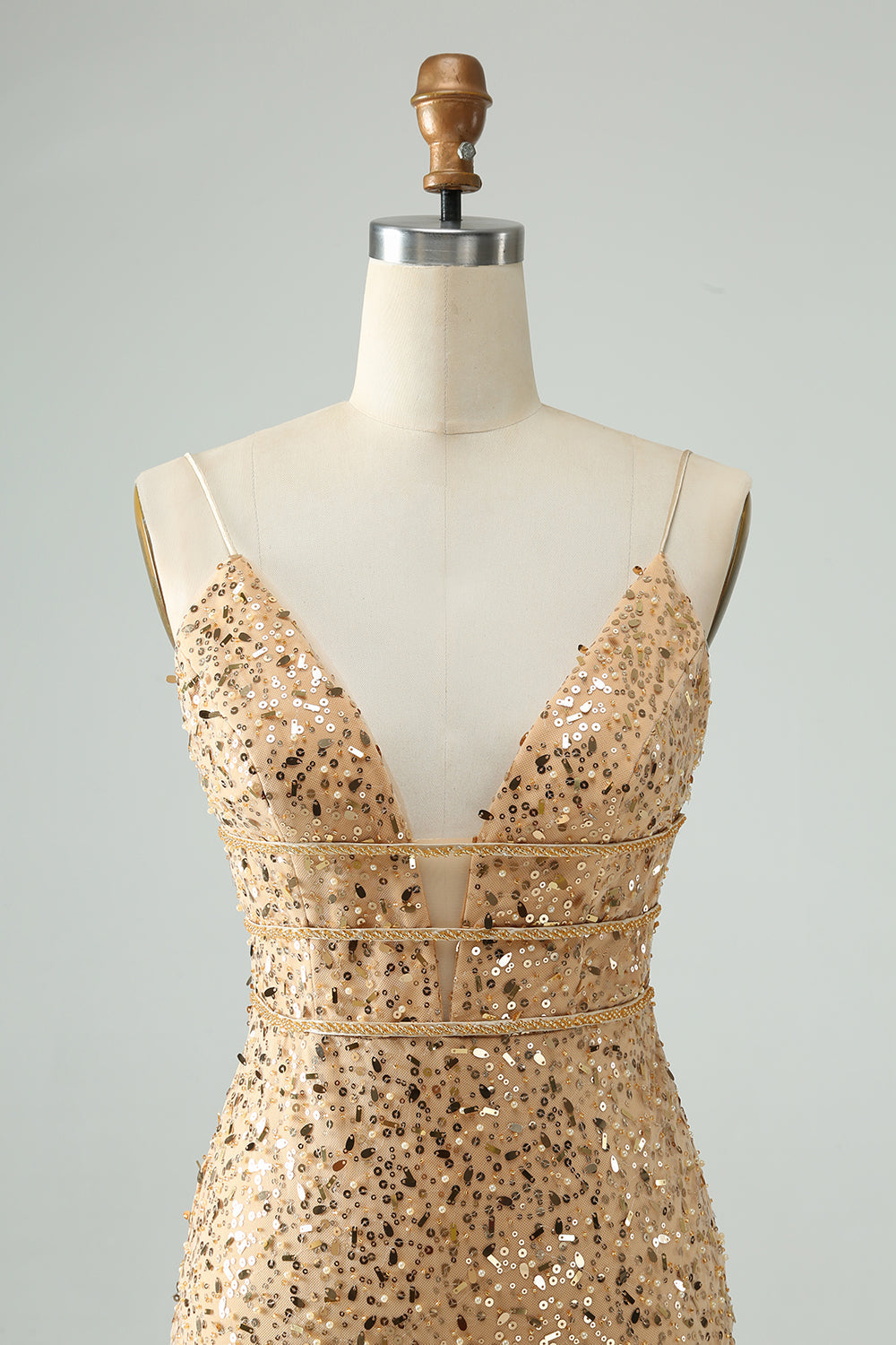 Vestido de cóctel corto con tirantes finos ajustado dorado brillante y lentejuelas