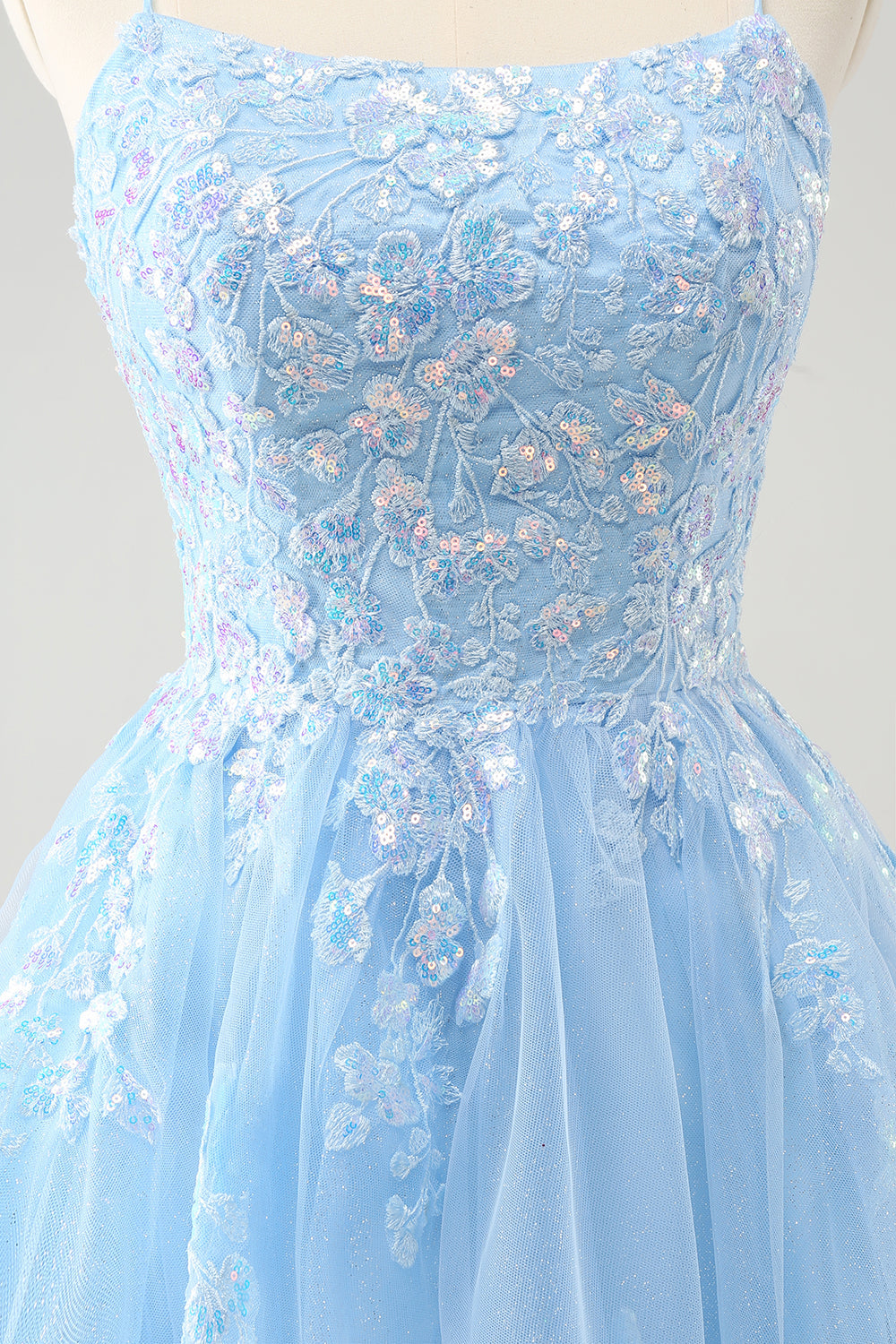 Lindo vestido de fiesta corto con encaje en la espalda lentejuelas corte A purpurina lila y apliques