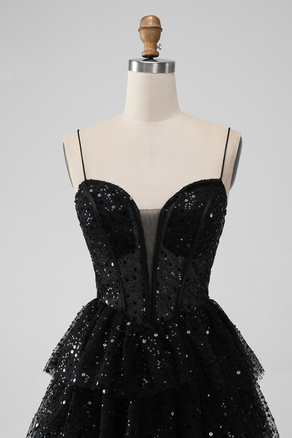 Vestido de regreso a casa escalonado con tirantes de espagueti negro brillante con lentejuelas