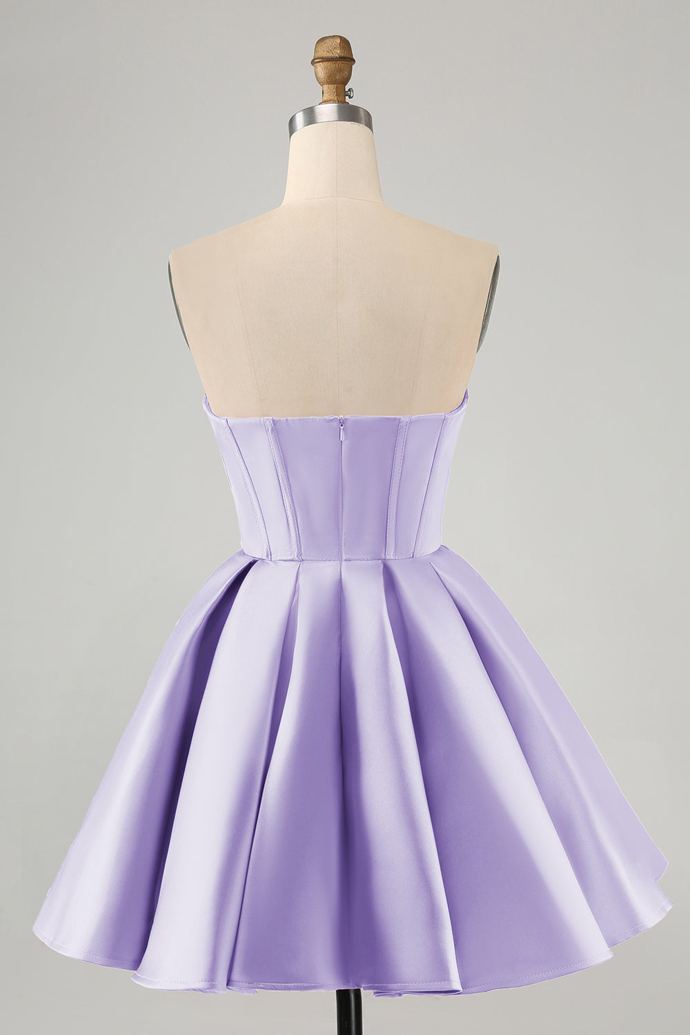 Lindo vestido de cóctel fucsia con escote corazón y pedrería