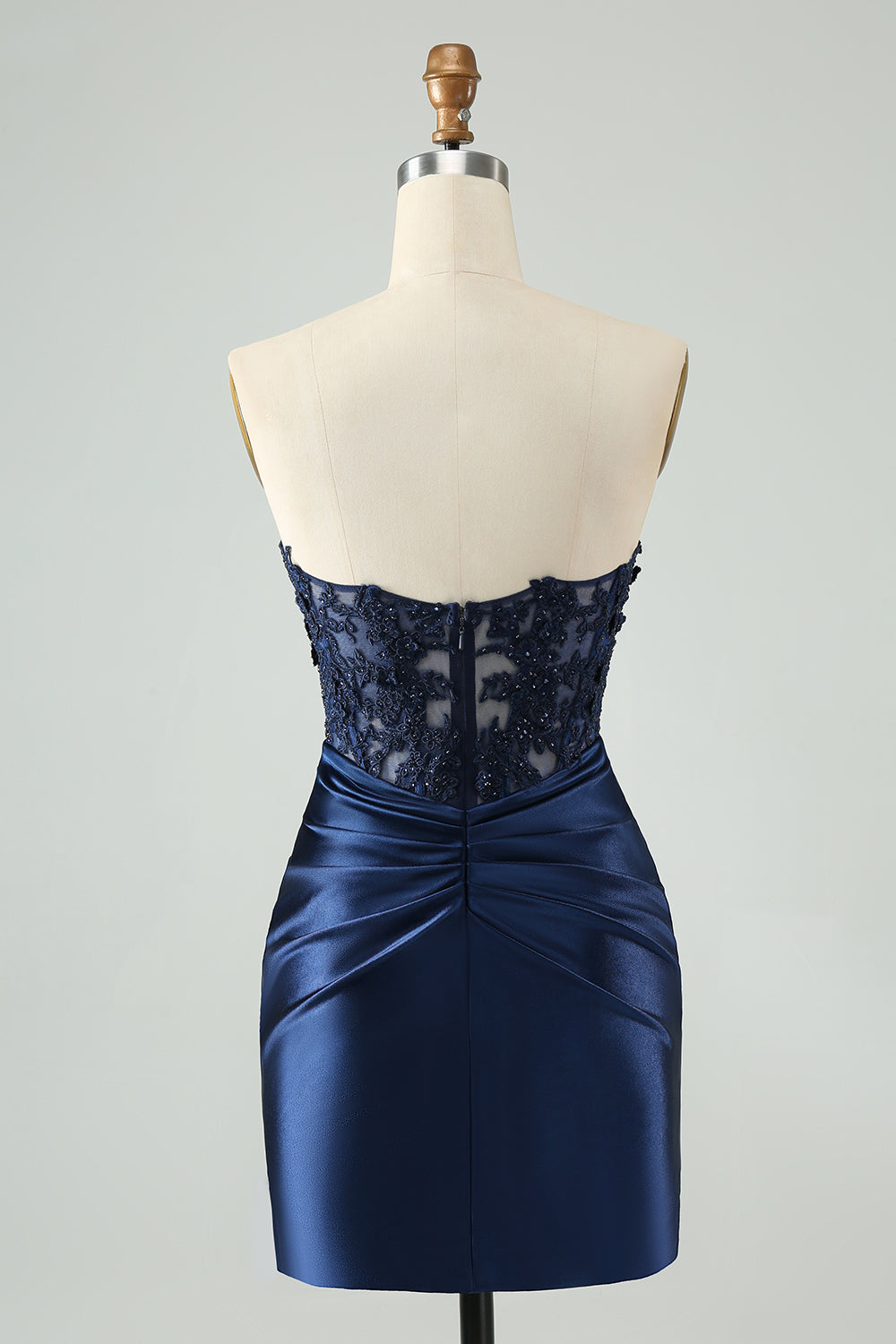 Vestido de cóctel sin tirantes con abertura