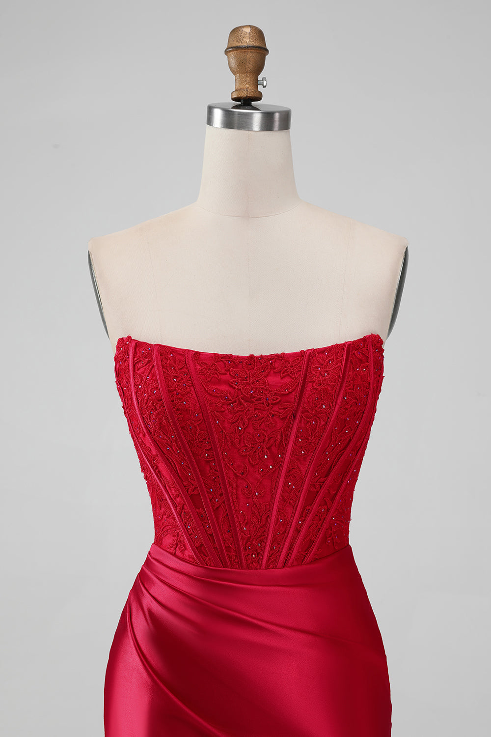 Vestido corto sin tirantes sin tirantes rojo brillante con encaje