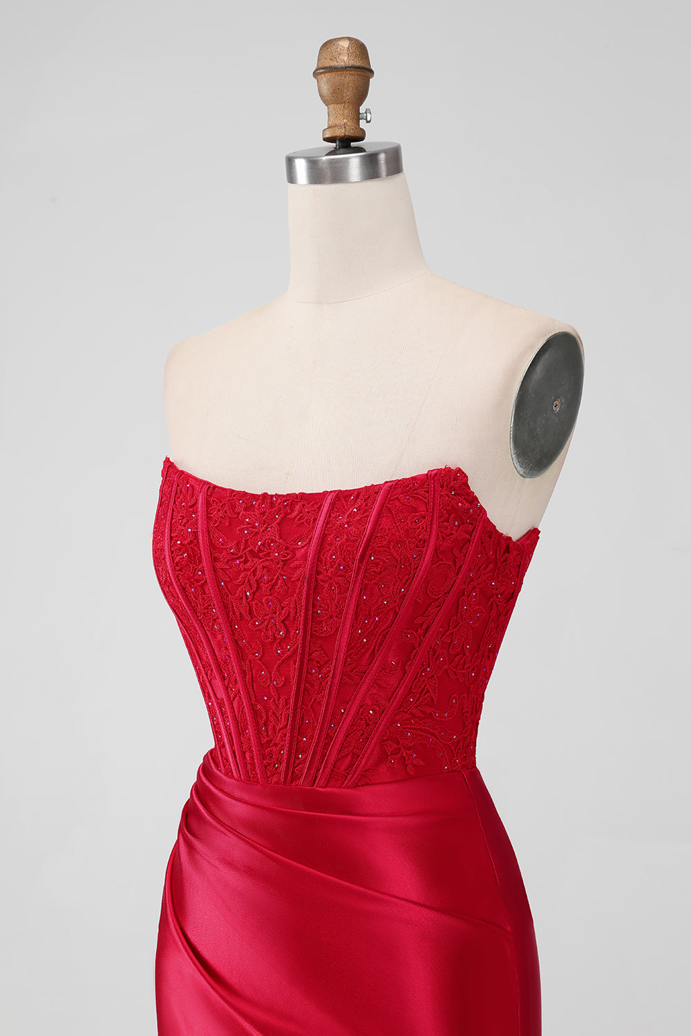 Vestido corto sin tirantes sin tirantes rojo brillante con encaje