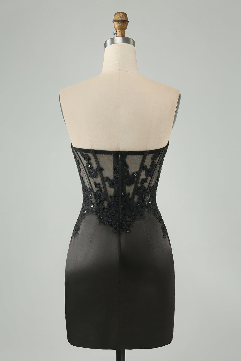 Vestido de cóctel con corsé y escote corazón negro brillante con apliques
