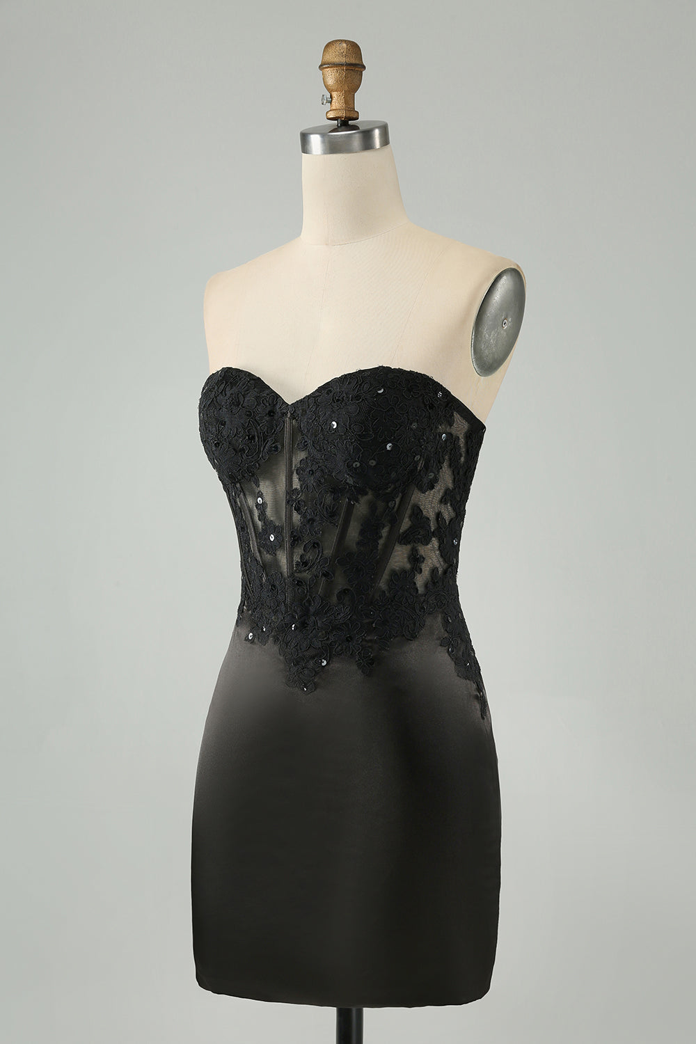 Vestido de cóctel con corsé y escote corazón negro brillante con apliques