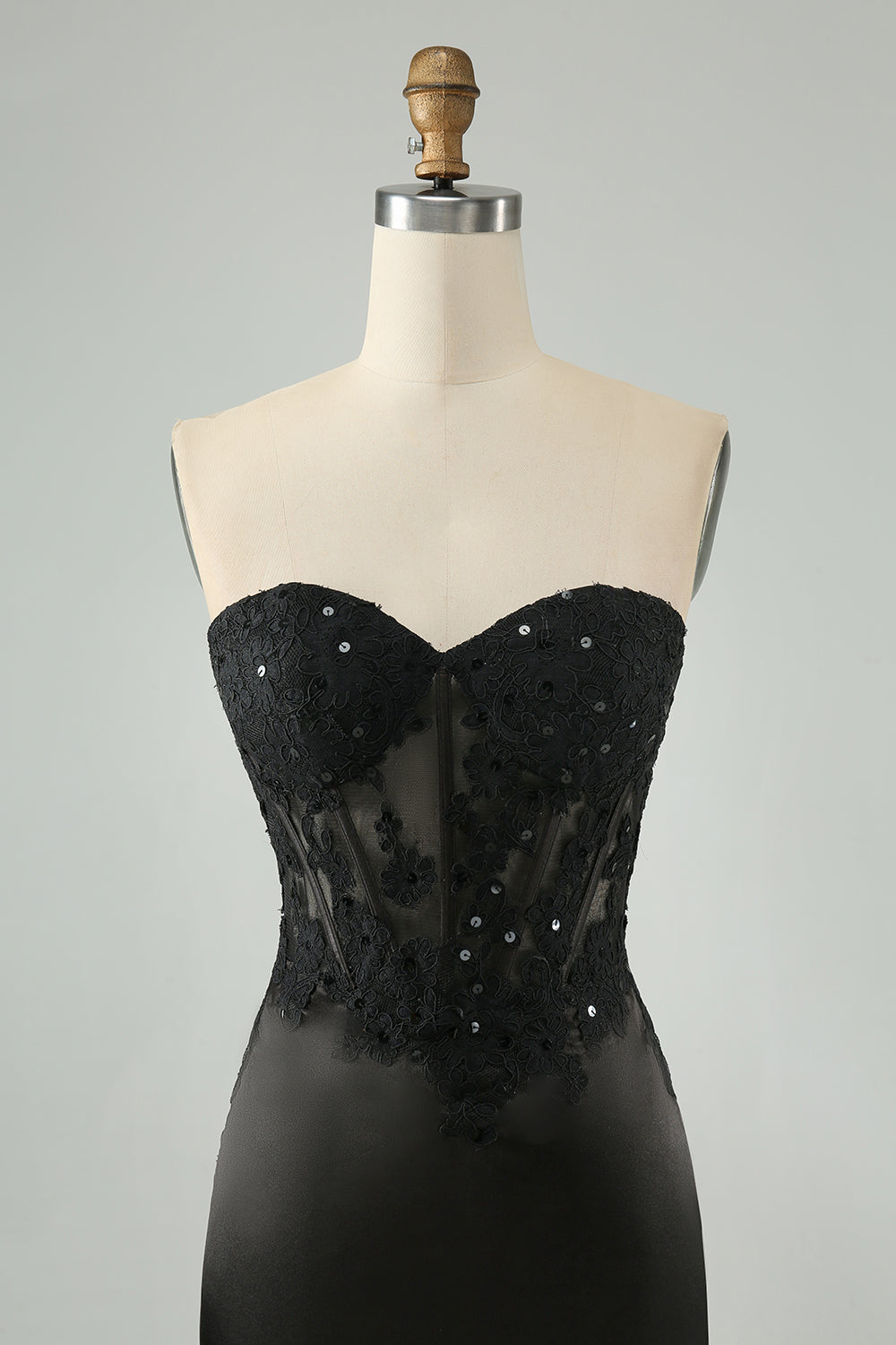 Vestido de cóctel con corsé y escote corazón negro brillante con apliques